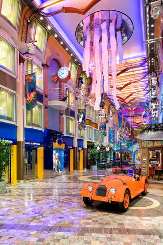 Imagen de la impresionante Royal Promenade del Liberty of the Seas